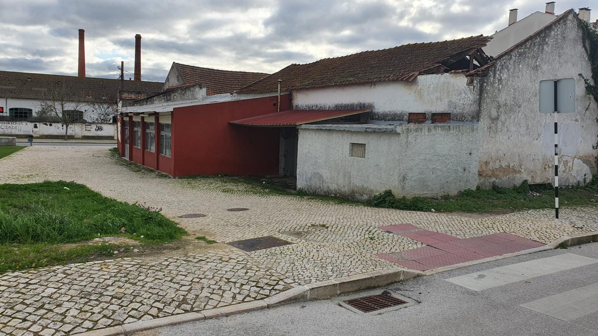 Terreno urbano com 2.432 m² no Centro do Montijo