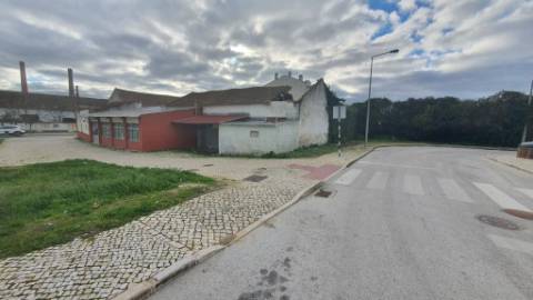 Terreno urbano com 2.432 m² no Centro do Montijo
