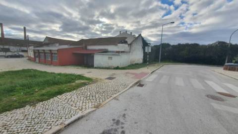 Terreno urbano com 2.432 m² no Centro do Montijo