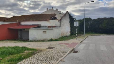 Terreno urbano com 2.432 m² no Centro do Montijo