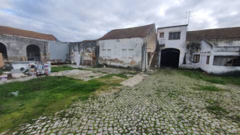 Terreno urbano com 2.432 m² no Centro do Montijo