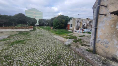 Terreno urbano com 2.432 m² no Centro do Montijo