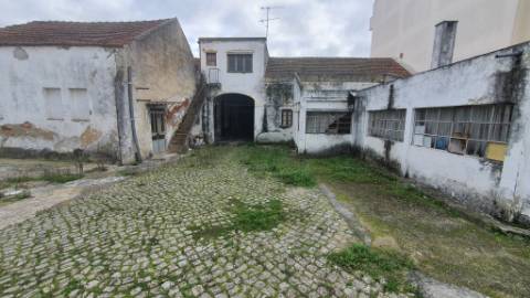 Terreno urbano com 2.432 m² no Centro do Montijo