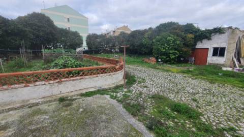 Terreno urbano com 2.432 m² no Centro do Montijo
