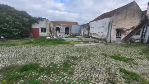 Terreno urbano com 2.432 m² no Centro do Montijo