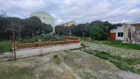 Terreno urbano com 2.432 m² no Centro do Montijo