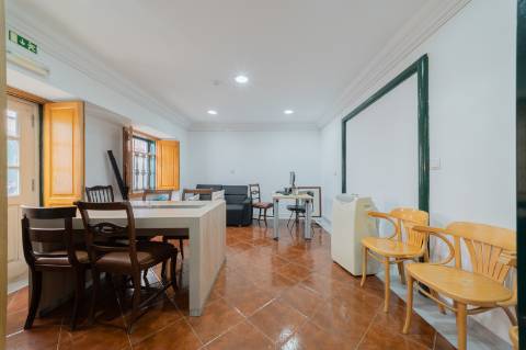 Prédio Urbano em Propriedade Total com Potencial Residencial - Campo de Ourique / Largo do Rato, Lisboa