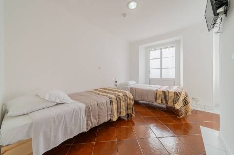 Prédio Urbano em Propriedade Total com Potencial Residencial - Campo de Ourique / Largo do Rato, Lisboa