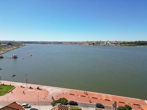 Prédio - Oportunidade de Reabilitação no Centro Histórico do Seixal- Vista Rio