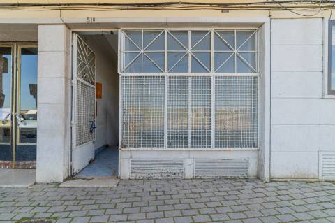 Oportunidade de Investimento a 5 minutos de Lisboa | Loja com 80m²