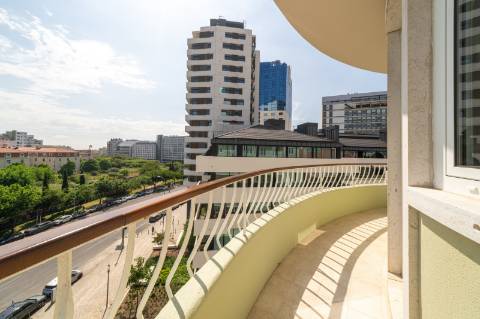 Apartamento T2 em Amoreiras, Piso 6 com elevador, boa orientação solar e vista ampla