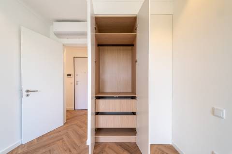 Apartamento T2 em Amoreiras, Piso 6 com elevador, boa orientação solar e vista ampla