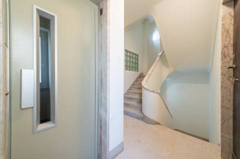 Apartamento T2 em Amoreiras, Piso 6 com elevador, boa orientação solar e vista ampla
