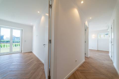 Apartamento T2 em Amoreiras, Piso 6 com elevador, boa orientação solar e vista ampla