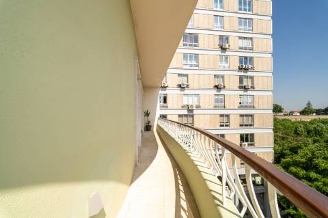 Apartamento T2 em Amoreiras, Piso 6 com elevador, boa orientação solar e vista ampla