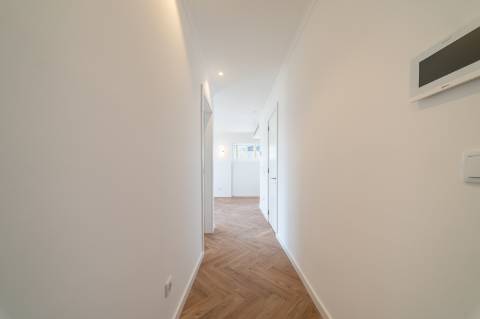Apartamento T2 em Amoreiras, Piso 6 com elevador, boa orientação solar e vista ampla