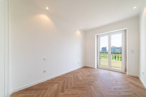Apartamento T2 em Amoreiras, Piso 6 com elevador, boa orientação solar e vista ampla