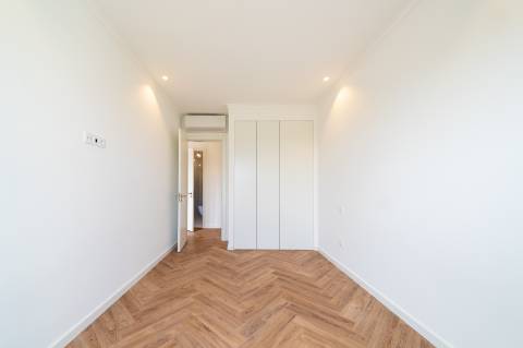 Apartamento T2 em Amoreiras, Piso 6 com elevador, boa orientação solar e vista ampla