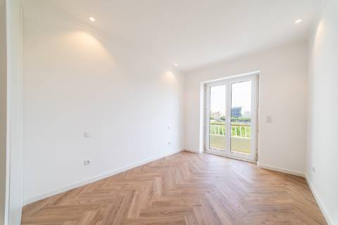 Apartamento T2 em Amoreiras, Piso 6 com elevador, boa orientação solar e vista ampla