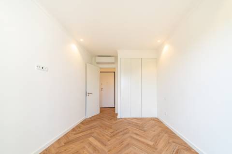 Apartamento T2 em Amoreiras, Piso 6 com elevador, boa orientação solar e vista ampla
