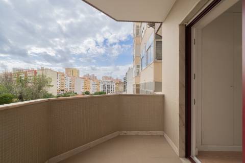 Apartamento T3 Estrada da Luz com parqueamento e arrecadação