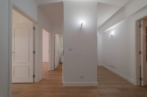 Apartamento T3 Estrada da Luz com parqueamento e arrecadação