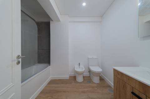Apartamento T3 Estrada da Luz com parqueamento e arrecadação