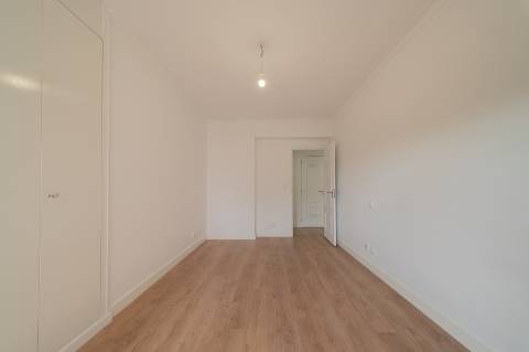 Apartamento T3 Estrada da Luz com parqueamento e arrecadação