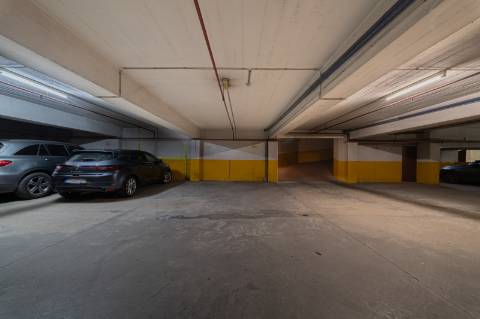 Apartamento T3 Estrada da Luz com parqueamento e arrecadação