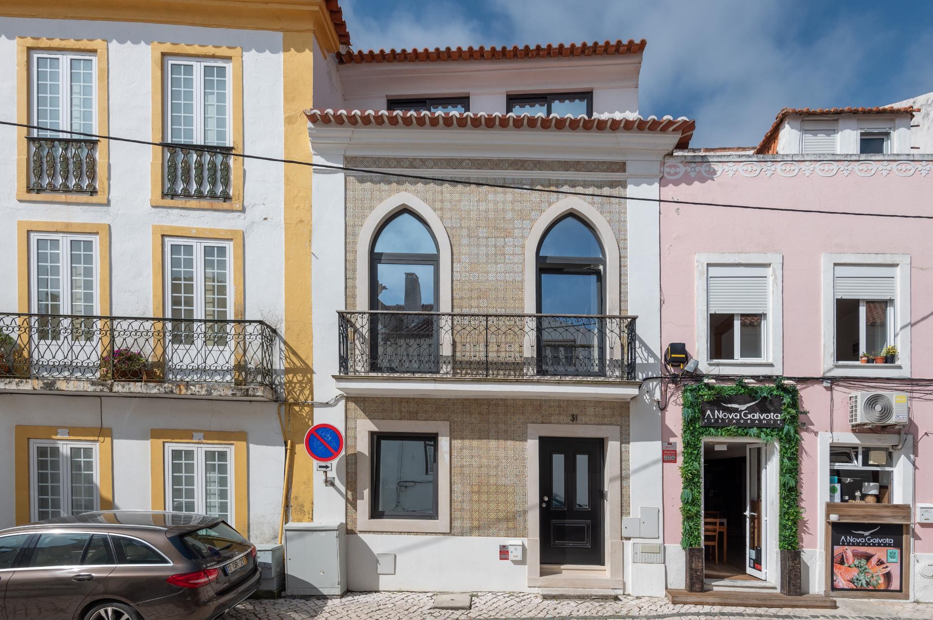 Moradia de charme com dois espaços habitacionais independentes (T3 + T2*) a 2 minutos da Baía de São Martinho do Porto