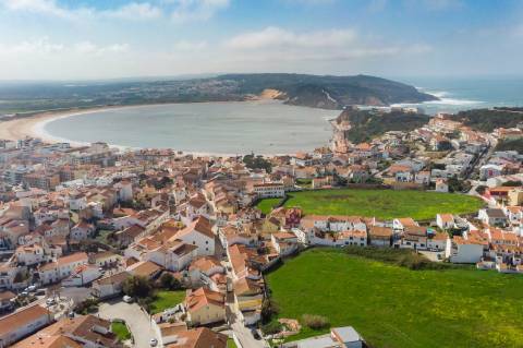 Moradia de charme com dois espaços habitacionais independentes (T3 + T2*) a 2 minutos da Baía de São Martinho do Porto
