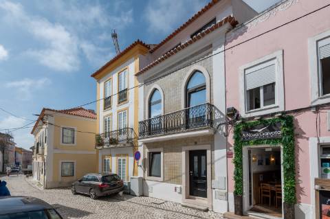 Moradia de charme com dois espaços habitacionais independentes (T3 + T2*) a 2 minutos da Baía de São Martinho do Porto