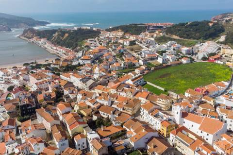 Moradia de charme com dois espaços habitacionais independentes (T3 + T2*) a 2 minutos da Baía de São Martinho do Porto