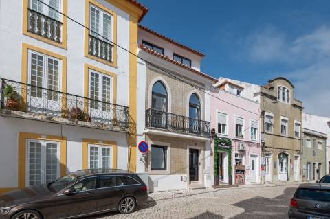Moradia de charme com dois espaços habitacionais independentes (T3 + T2*) a 2 minutos da Baía de São Martinho do Porto