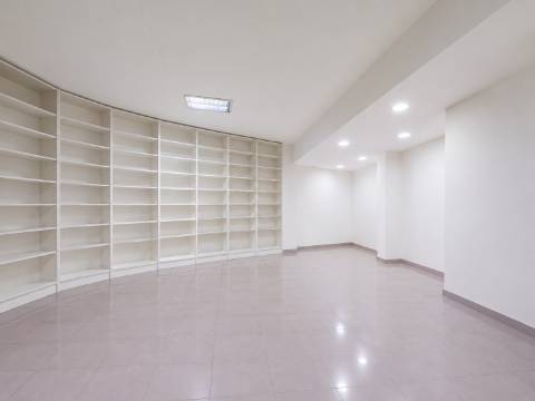 Loja ou Escritório em pleno Centro Comercial do Lumiar, perto do metro