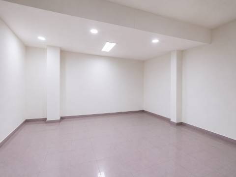 Loja ou Escritório em pleno Centro Comercial do Lumiar, perto do metro