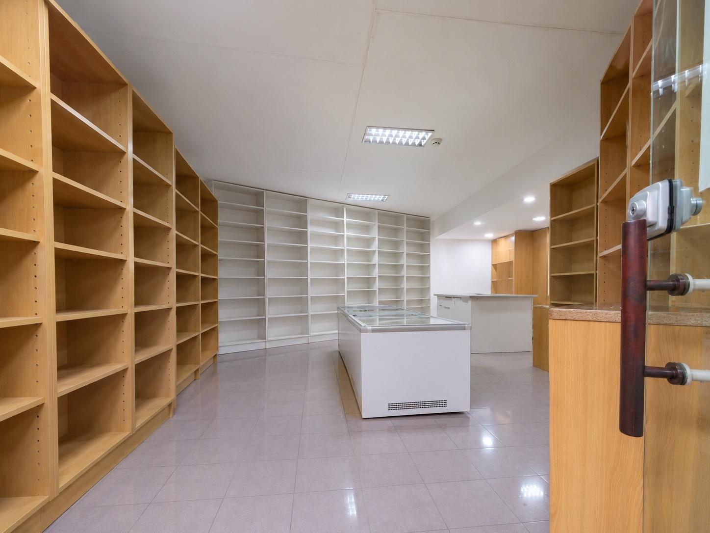 Loja ou Escritório em pleno Centro Comercial do Lumiar, perto do metro