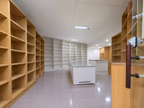 Loja ou Escritório em pleno Centro Comercial do Lumiar, perto do metro