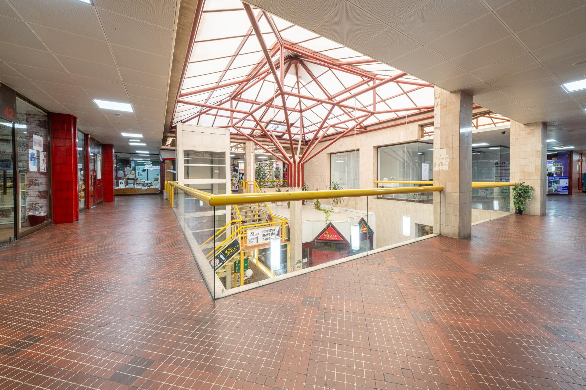 Loja ou Escritório em pleno Centro Comercial do Lumiar, perto do metro