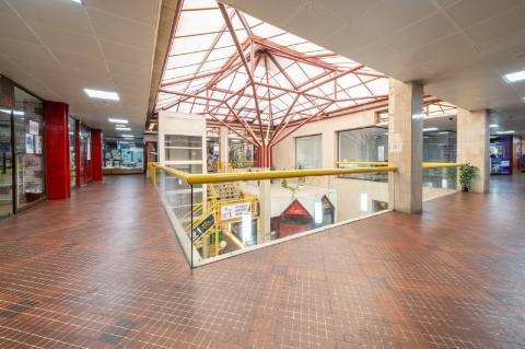 Loja ou Escritório em pleno Centro Comercial do Lumiar, perto do metro
