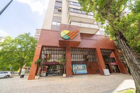 Loja ou Escritório em pleno Centro Comercial do Lumiar, perto do metro