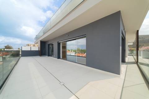 T4 com Piscina Privativa - A Sua Nova Vida Começa Aqui