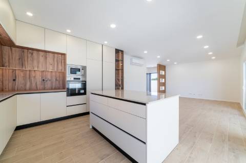 Moradia Exclusiva de Arquitetura Contemporânea, Conforto, Elegância e Localização de Excelência