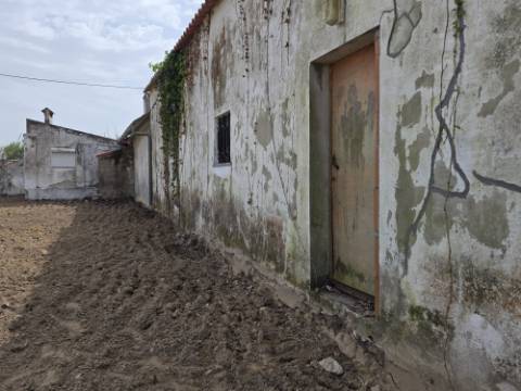Terreno 1840 m2 com Habitação para recuperar