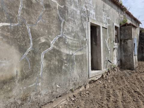 Terreno 1840 m2 com Habitação para recuperar