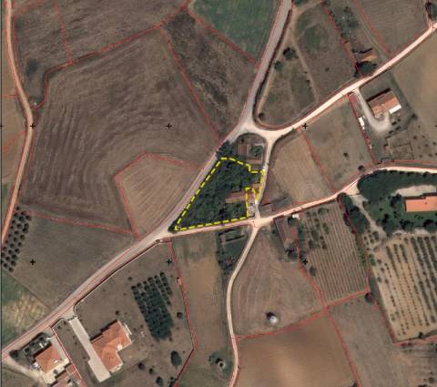 Terreno 1840 m2 com Habitação para recuperar