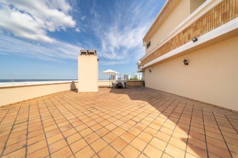 Exclusivo Apartamento T5 no Real Forte com Vista Panorâmica sobre o Rio Tejo