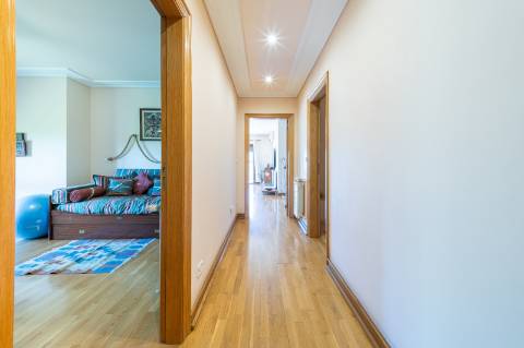 Exclusivo Apartamento T5 no Real Forte com Vista Panorâmica sobre o Rio Tejo