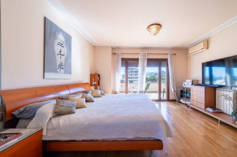 Exclusivo Apartamento T5 no Real Forte com Vista Panorâmica sobre o Rio Tejo