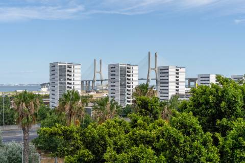 Exclusivo Apartamento T5 no Real Forte com Vista Panorâmica sobre o Rio Tejo